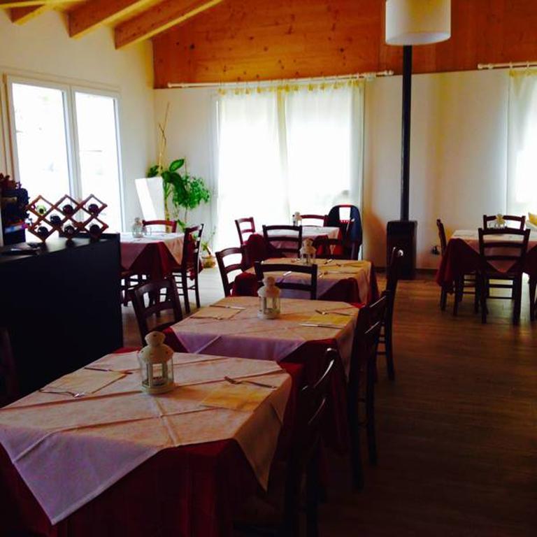 Camping Pineta Hotel Урбино Екстериор снимка