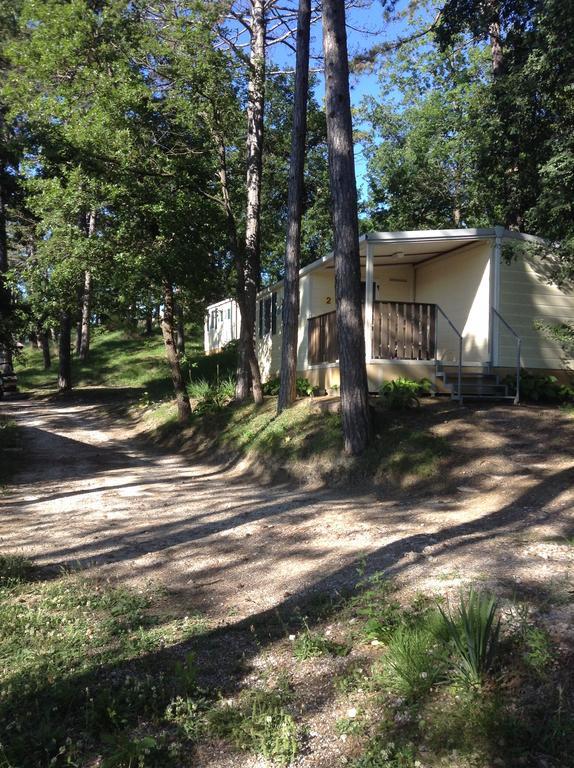 Camping Pineta Hotel Урбино Екстериор снимка